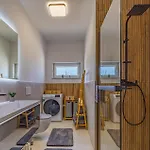 2 Bedroom Lovely In Apartamento