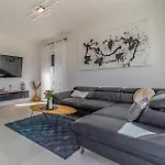 2 Bedroom Lovely In *