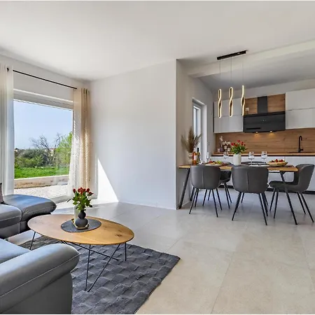 아파트 2 Bedroom Gorgeous In 풀라