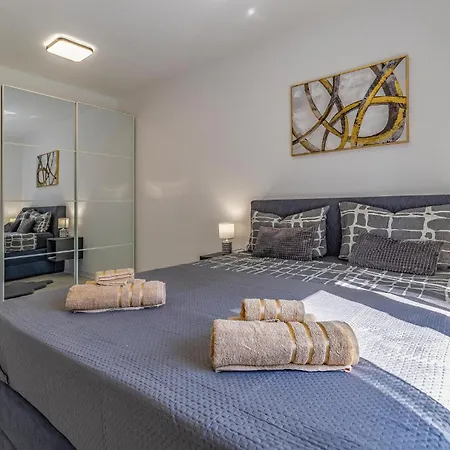 2 Bedroom Gorgeous In 풀라