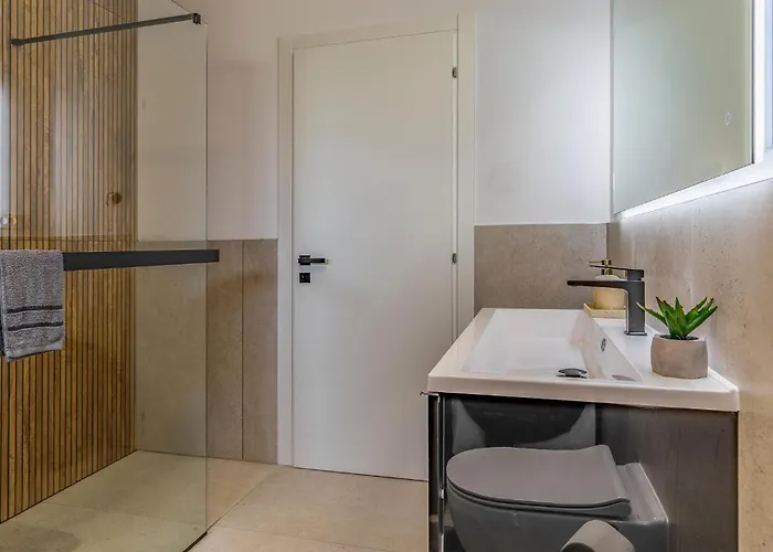 2 Bedroom Lovely In * Póla