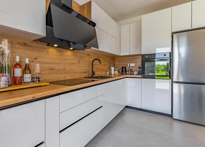 2 Bedroom Lovely In * Póla