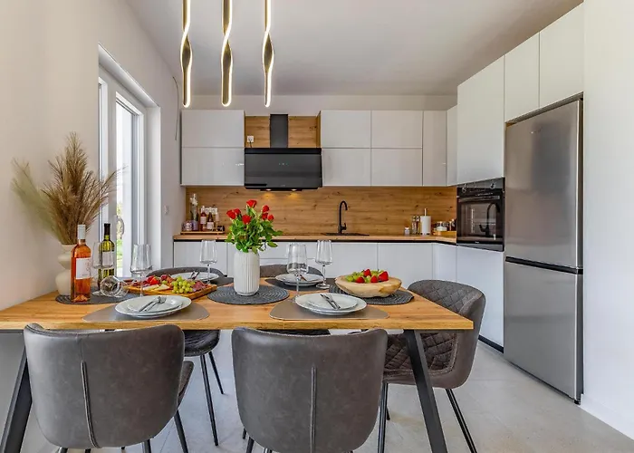 2 Bedroom Lovely In * Пула