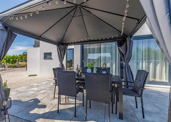 2 Bedroom Lovely In * Пула